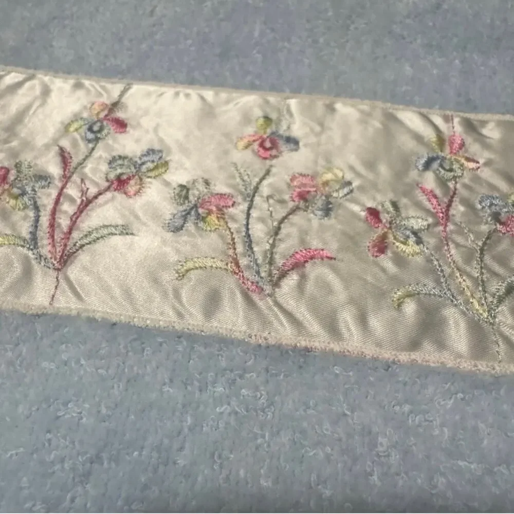 FINE FASHION TOWELS Vintage Baby Blue Bath Towel with Flower Embroidery